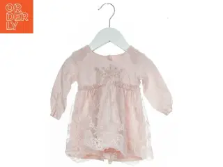 Babykjole med blonde detaljer fra Caramell (str. 68)
