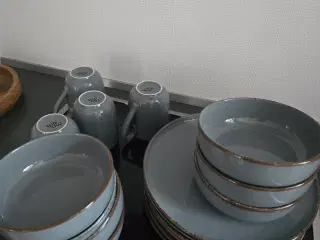 Talerkner og skåle samt krus.