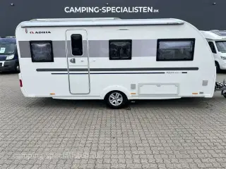 2017 - Adria Adora 482 LU   2017 Adria Adora 482 LU - se den nu hos Camping-Specialisten.dk