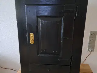 Lille væghængt skab, malet sort