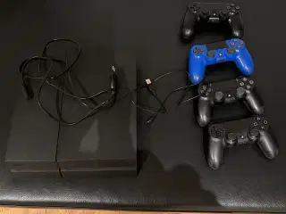 PS 4 konsol og 4 controllere