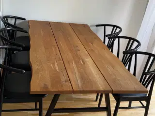 Flot spisebord i olieret eg