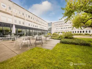 Kontorlejemål i moderne  flerbrugerhus med fælles faciliteter