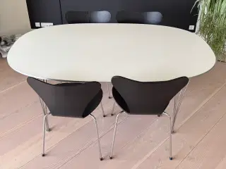 Ovalt super elipsebord med 7’er stole