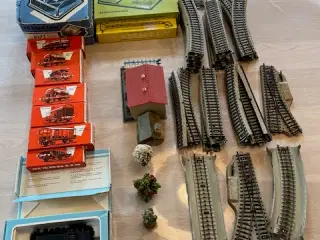 Märklin togsæt med skinner, godsvogne, bro m.m.
