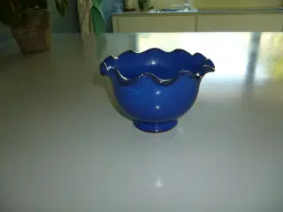 Porcelæn skål sælges.
