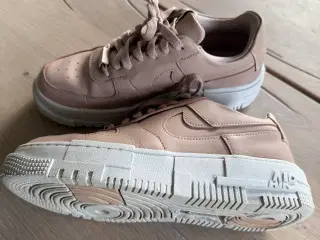 Nike Air Force pixel
