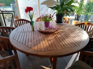 Flot rundt spisebord med bananstole i massiv træ