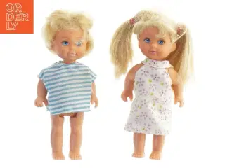 To små dukker med tøj fra Barbie (str. 12 cm)