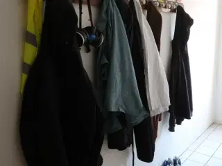 Knagerækker med tøj