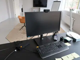Computerskærm SAMSUNG S24E450, dockingstation DELL, tastatur, webcam