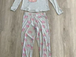 Nattøj i str. 134/140 med donuts 