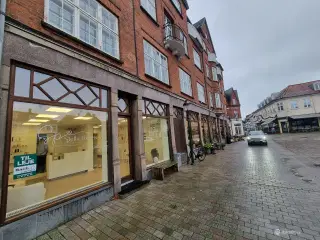 Butik. klinik. salon - med bedste beliggenhed - i alt 88 kvm