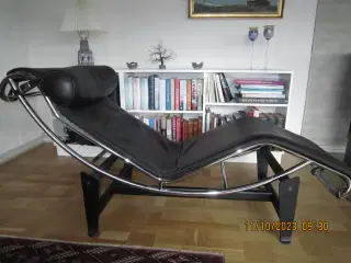 Chaiselong Stol med ægte sort læder.