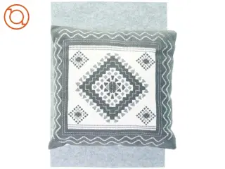 Tæpper/løber (2 stk) og pyntepuder (3 stk), måler hhv 93 x 61 og 45 x 45 cm