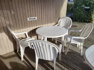 Plast bord og 4 plast stole