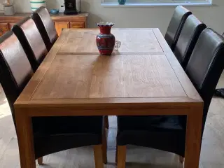 Flot spisebord med 6 stole