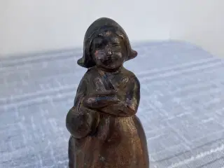 Charmerende lille figur i bronze/messing look.