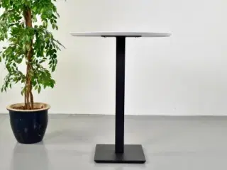 Højt cafebord med hvid plade på sort fod