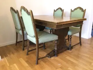 Spisebord med 4 stole med grønt betræk