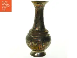 Dekoreret messing vase (str. 23x12 cm)