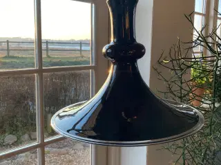 Holmegård lampe i auberginefarvet glas 