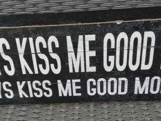 ALWAYS KISS ME GOOD NIGHT, RETRO TRÆ SKILT