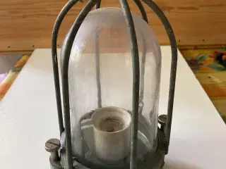 Staldlampe med metal gitter