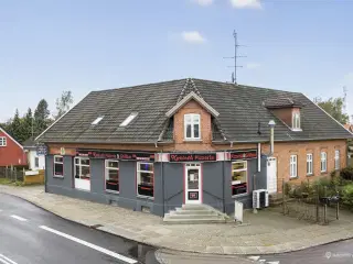 Spændende ejendom i Korinth med flere boliger og erhverv