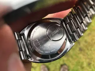 Seiko Quartz 4004 Ovalt day/date herreur