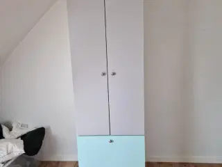 Tøj skab med hylder
