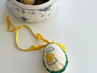 Påskeæg m broderet kylling og bånd
