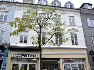 Attraktivt butikslokale i hjertet af Odense – nabo til OB's fanshop