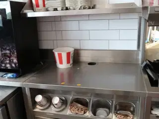 Rustfri stålbord med indhold