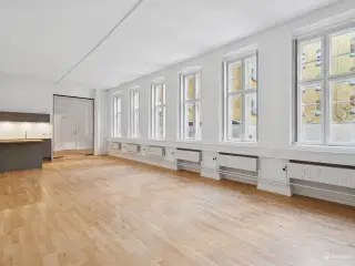 Centralt beliggende kontorlejemål i det historiske Latinerkvarter