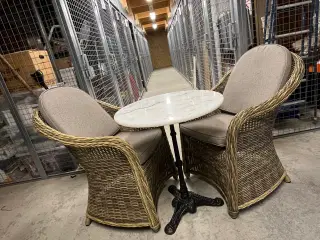 Smukt marmor bord +2 Rattan stole med puder