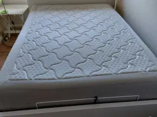 Seng med opbevaring under 