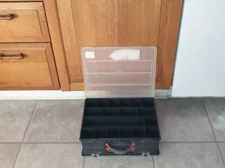 Plastkasse m  mange rum begge sider SE 2 fotos