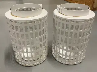 To hvide lanterner 