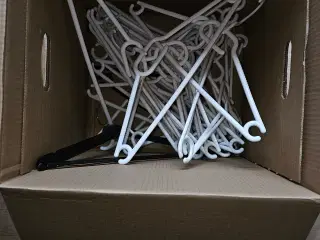 Flyttesalg: En hel kasse hvide bøjler