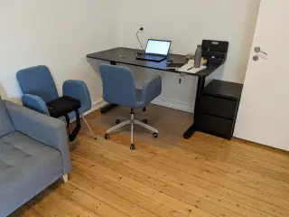 skrivebord og stof stole fra Ikea