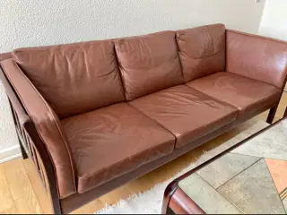 Stouby lædersofaer gives væk