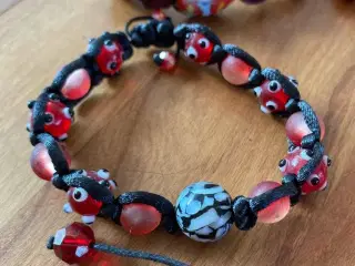 Nye knyttede armbånd
