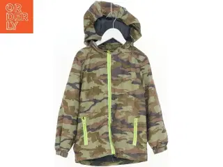 Camouflage jakke med hætte fra Mads & Mette (str. 122)