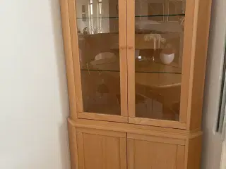 Vitrine hjørneskab i lakeret bøg