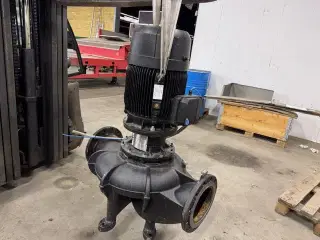 Stor Grundfos centrifugalpumpe