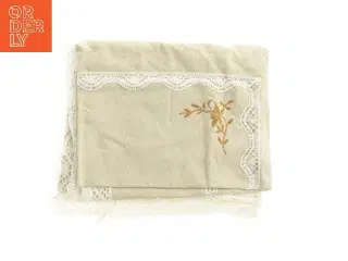 Beige dug med blondekant og broderi (str. 120x148 cm)