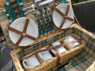 Stor picnickurv med indhold – håndtag og strop