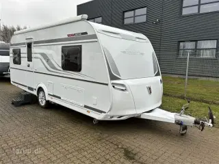 2023 - Tabbert Rossini 540 E Finest Edition   Fastmonteret Thule markise, Truma XT Mover, rundsiddegruppe, fladskærmsholder, serviceklap, alufælge, stabilisator, enkeltsenge m/ lameludtræk