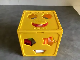 Geometrisk former i en soteringskasse til børn 